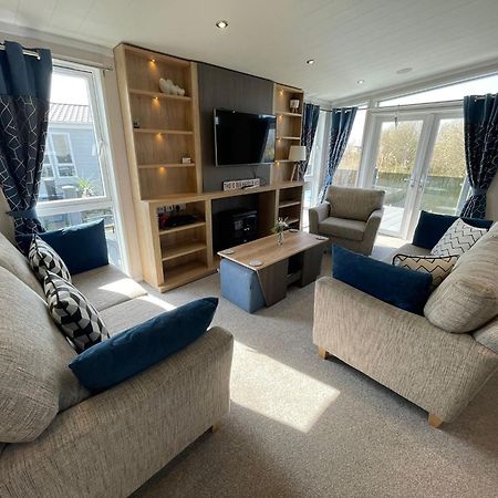 Indulgence Lakeside Lodge I3 With Hot Tub, Private Fishing Peg Situated At Tattershall Lakes Country Park Экстерьер фото