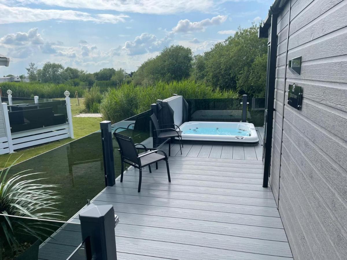 Indulgence Lakeside Lodge I3 With Hot Tub, Private Fishing Peg Situated At Tattershall Lakes Country Park Экстерьер фото