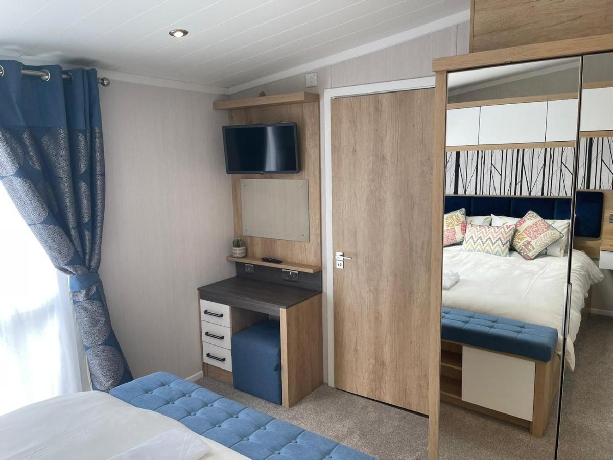 Indulgence Lakeside Lodge I3 With Hot Tub, Private Fishing Peg Situated At Tattershall Lakes Country Park Экстерьер фото