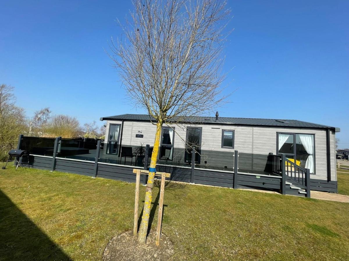 Indulgence Lakeside Lodge I3 With Hot Tub, Private Fishing Peg Situated At Tattershall Lakes Country Park Экстерьер фото