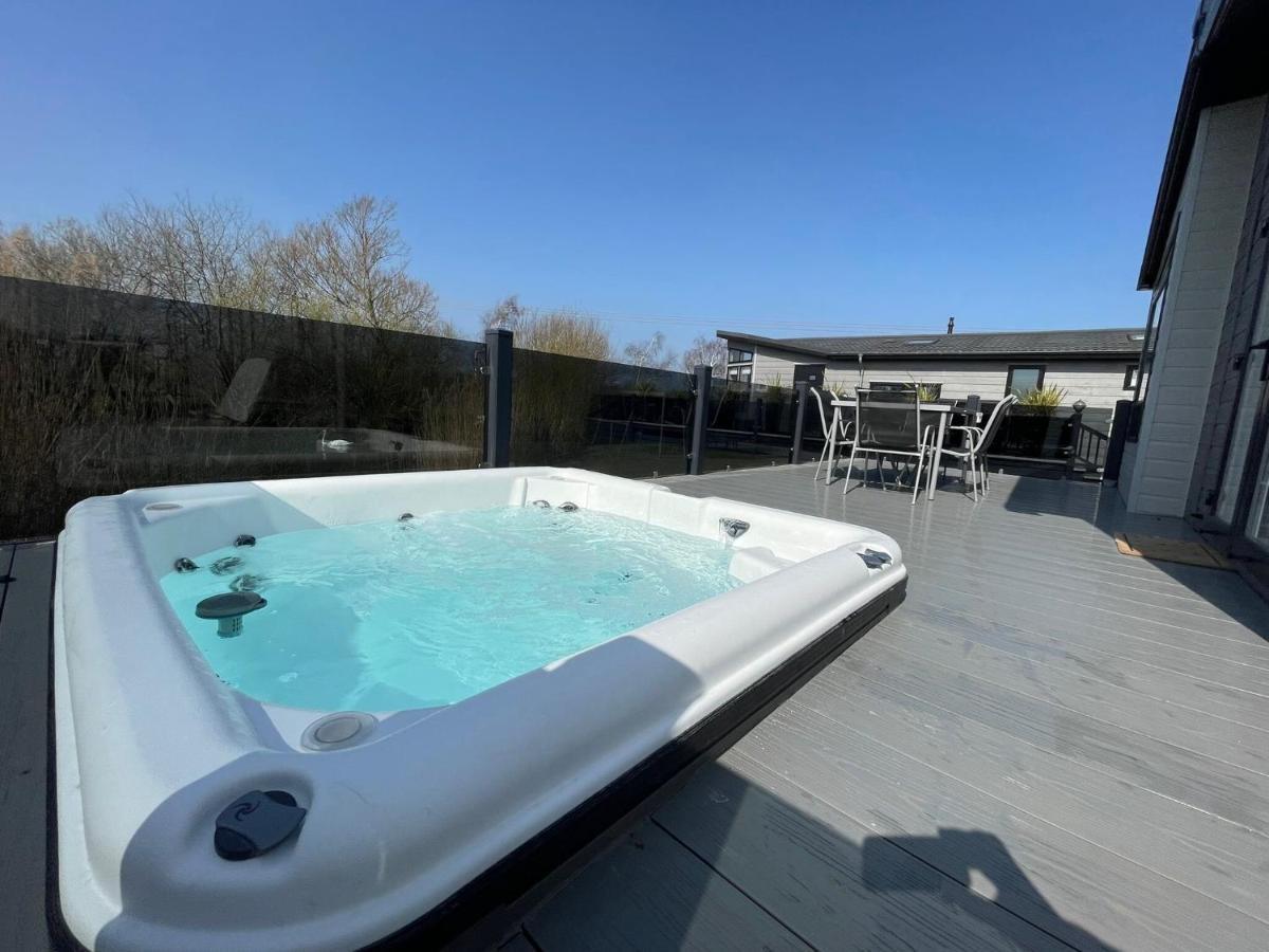 Indulgence Lakeside Lodge I3 With Hot Tub, Private Fishing Peg Situated At Tattershall Lakes Country Park Экстерьер фото