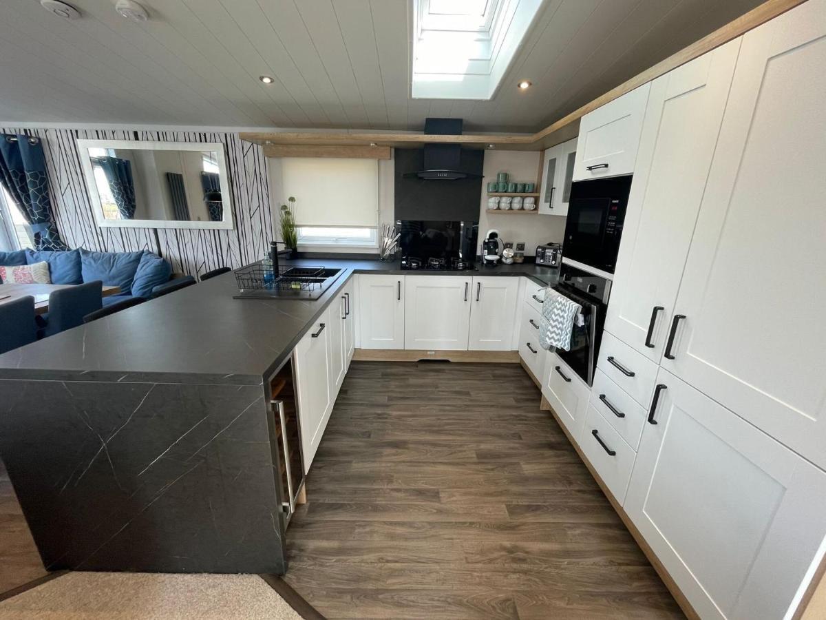 Indulgence Lakeside Lodge I3 With Hot Tub, Private Fishing Peg Situated At Tattershall Lakes Country Park Экстерьер фото