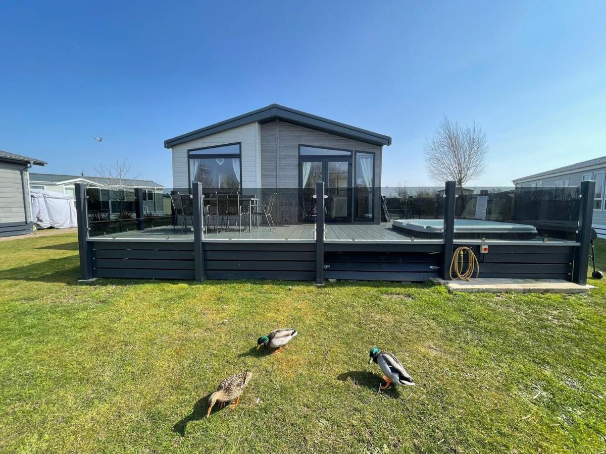 Indulgence Lakeside Lodge I3 With Hot Tub, Private Fishing Peg Situated At Tattershall Lakes Country Park Экстерьер фото