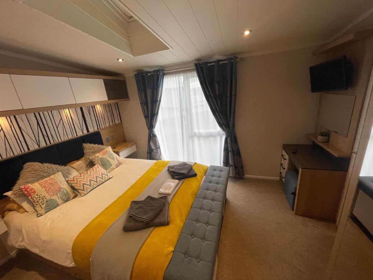 Indulgence Lakeside Lodge I3 With Hot Tub, Private Fishing Peg Situated At Tattershall Lakes Country Park Экстерьер фото