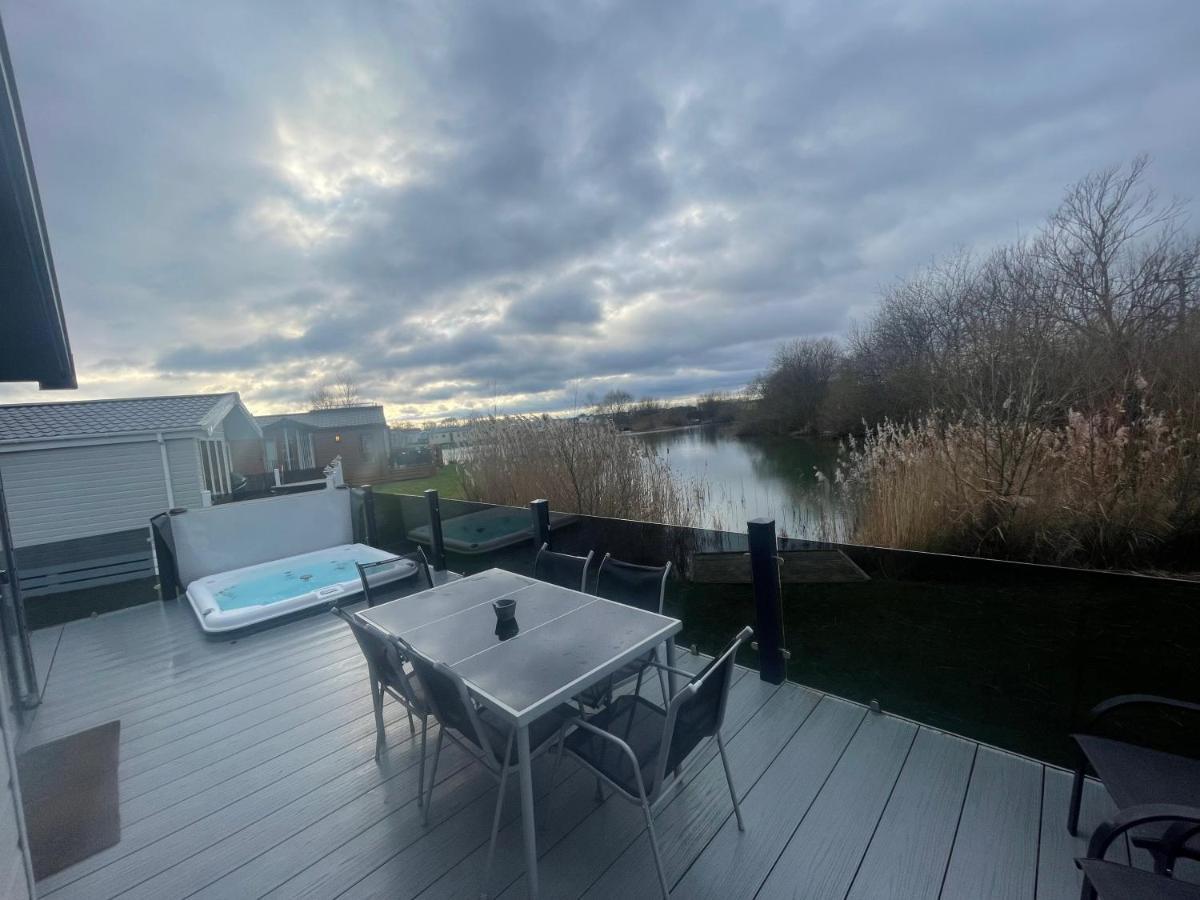 Indulgence Lakeside Lodge I3 With Hot Tub, Private Fishing Peg Situated At Tattershall Lakes Country Park Экстерьер фото
